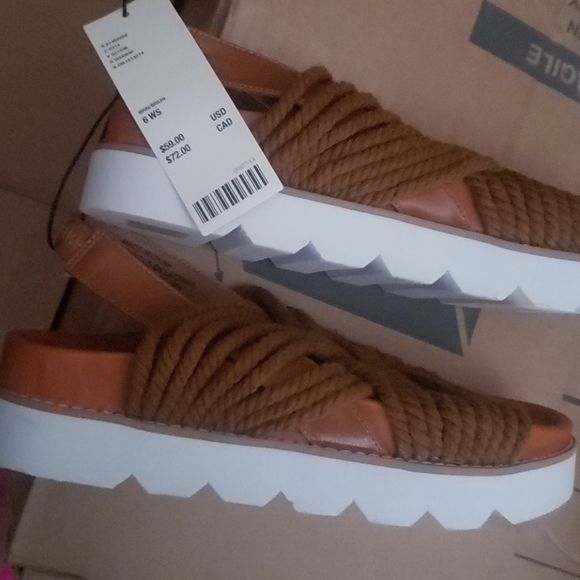 Tan sandals - Picture 3 of 3